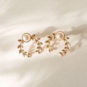 Em Route BestDressed Pearl Leaf Earrings
